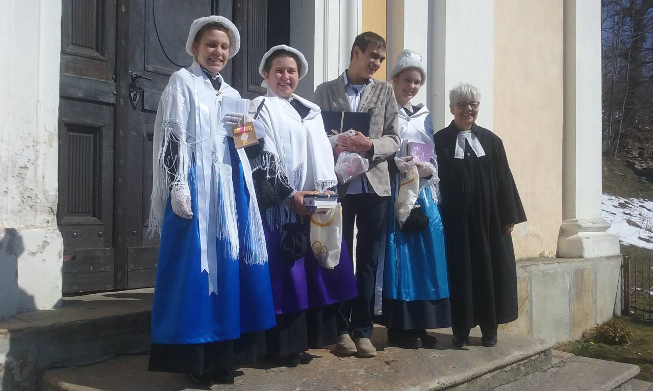 Rorà - Da sinistra: Alessia Tourn, Cristina Roccato,  Levi Giovanni Rivoira, Clara Lisa Durand e la pastora Erika Tomassone