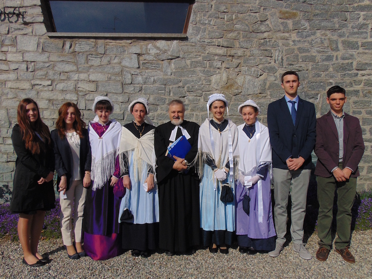 San Secondo di Pinerolo - Da sinistra a destra: Viviana Mazza, Stefania Griglio, Giorgia Paschetto, Doris Bounous, pastore Claudio Pasquet, Francesca Rostan, Alice Godino, Paolo Gardiol, Matteo Mourglia.