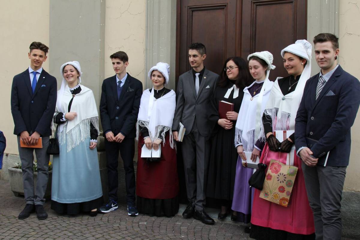 San Germano Chisone - Da sinistra: Samuele Peyronel, Alessia Martinat, Matteo Bleynat, Vanessa Chinnici, Joel Richiardone, pastora Daniela Santoro, Elisa Peyronel, Sonia Long e Maurizio Ghiano