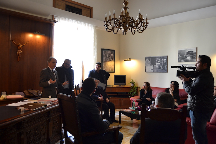 delegazione_nello_studio_del_direttore_fullone.jpg