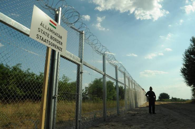hungarian-serbian_border_barrier_1_0.jpg