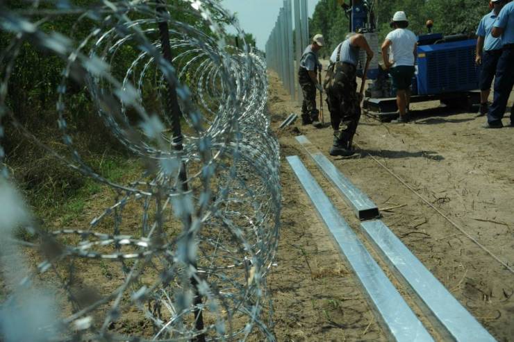 hungarian-serbian_border_barrier_5_0.jpg