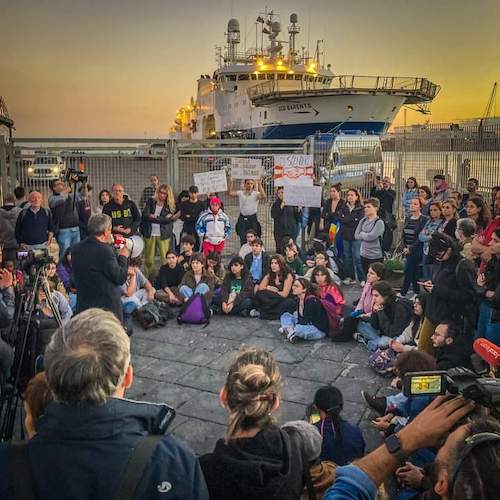 studenti_e_studentesse_in_assemblea_davanti_alla_geo_barents.jpg