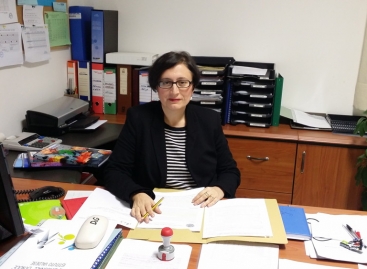  Anna Ponente nel suo ufficio