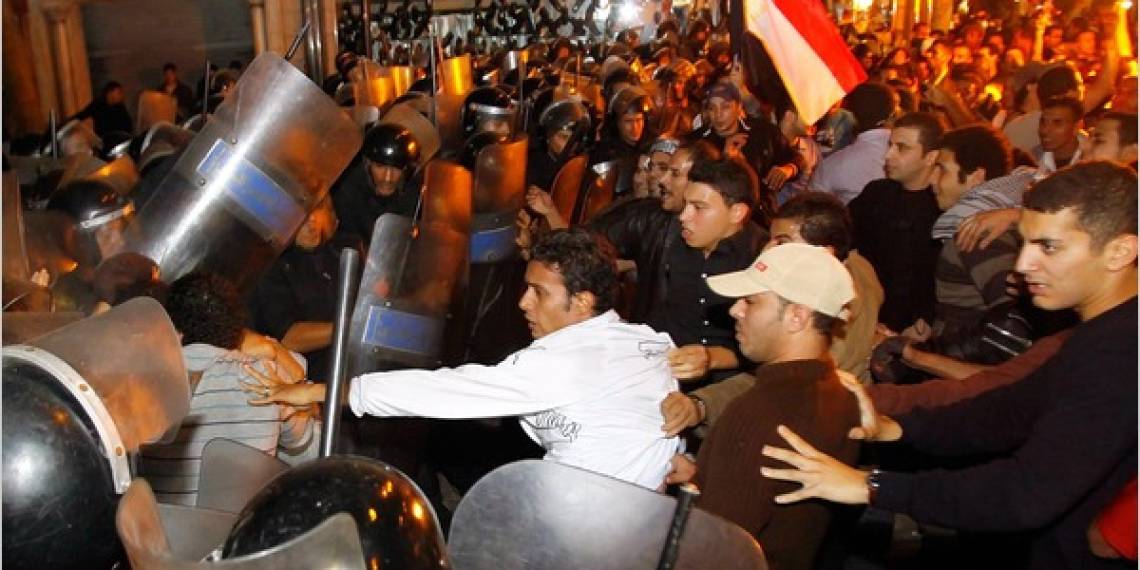 Scontri tra polizia e manifestanti il 2 febbraio a Il Cairo
